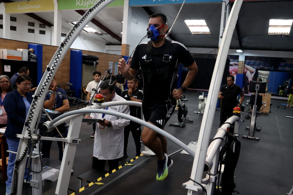 Monitoreo cardiopulmonar durante las pruebas físicas aplicadas por CDAG a árbitros y asistentes de Fedefut
