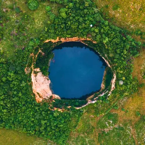 Vista aérea del Cenote Poza del Macho entre la selva de Petén