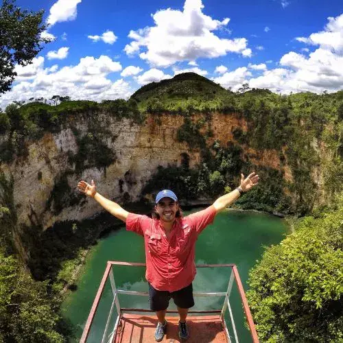 Visitante en el mirador del Cenote Poza del Macho