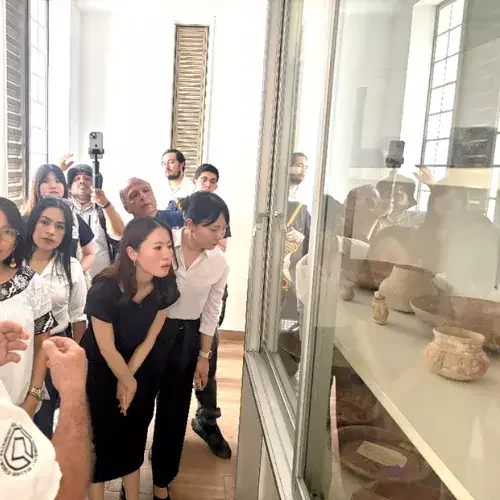 Visitantes observan piezas mayas en una vitrina del Centro de Conservación de Tikal