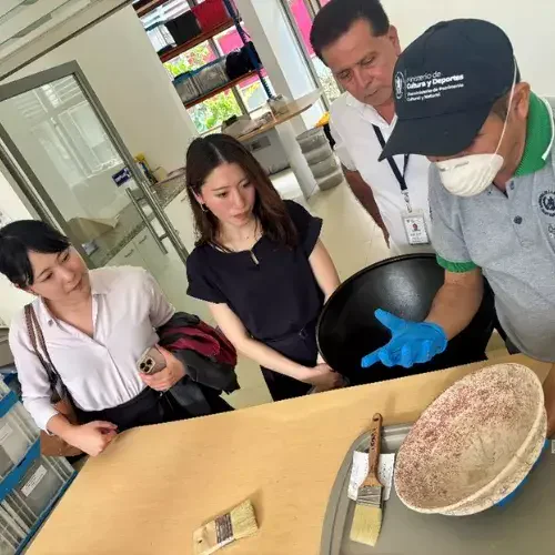 Personal técnico trabaja en la conservación de una pieza arqueológica en Tikal