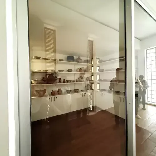 Vitrina con piezas arqueológicas conservadas en el Centro de Conservación de Tikal
