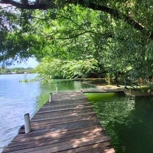 Pasarela de madera junto al agua en el Centro Ecoturístico Agua Caliente