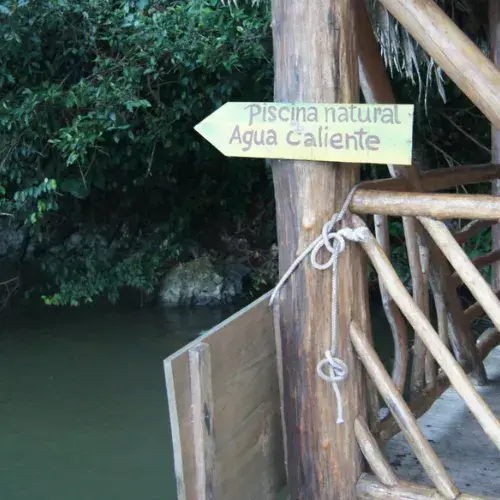 Señal que indica la piscina natural de Agua Caliente
