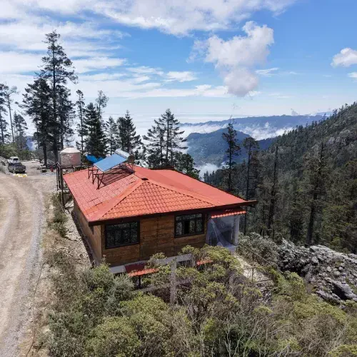 Cabaña del Centro Ecoturístico Puerta del Cielo en lo alto de una montaña
