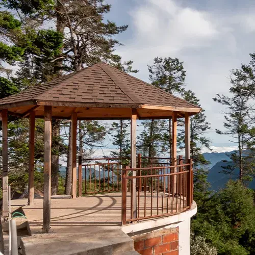 Quiosco de un mirador del Centro Ecoturístico Puerta del Cielo con vista al bosque