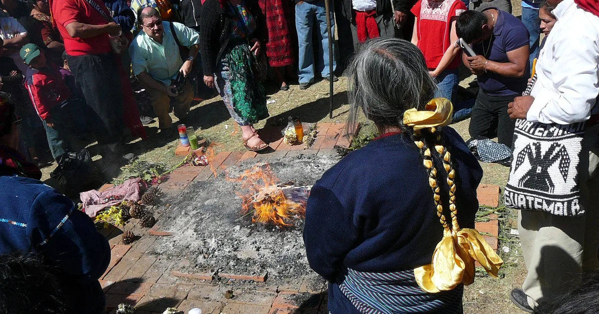 Ceremonia maya del fuego en Guatemala: significado y cómo acercarse con respeto