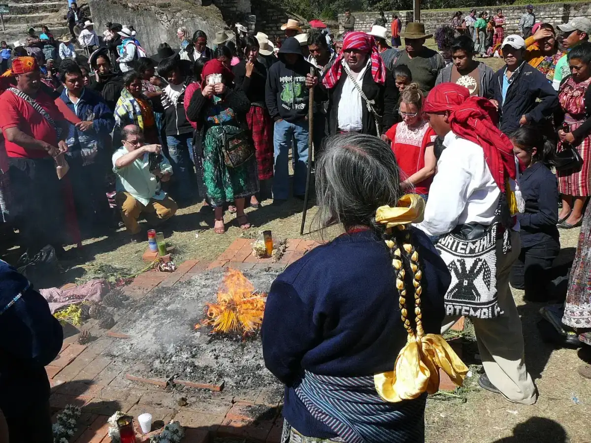 Ceremonia maya en Iximché durante la celebración del 21 de diciembre de 2012