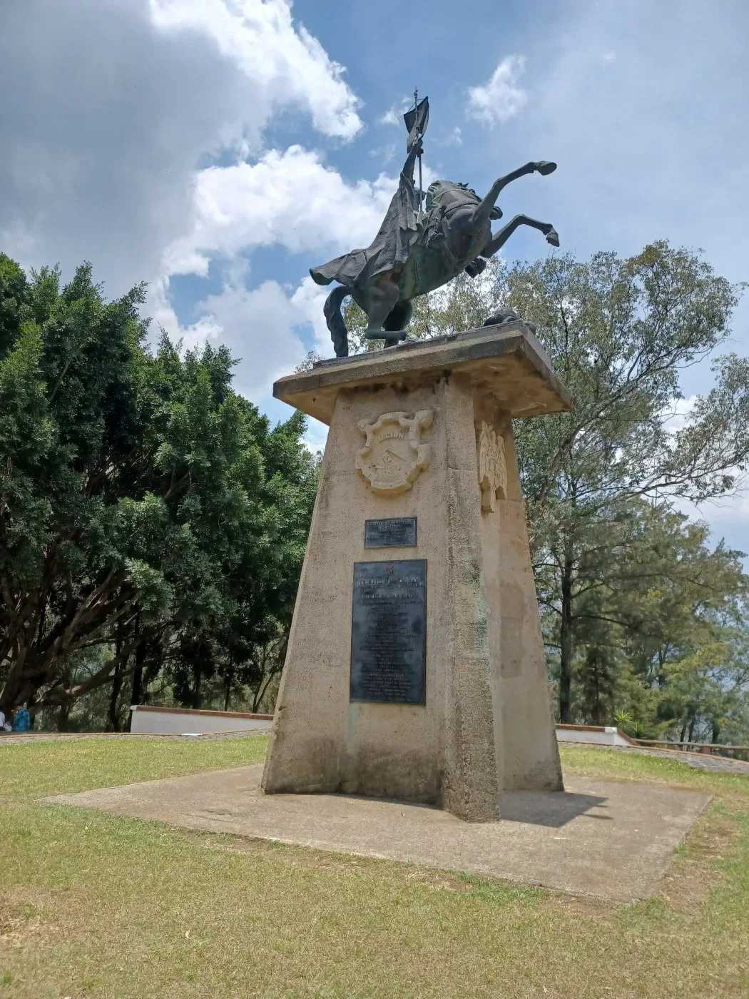 Monumento ecuestre en el área recreativa del Cerro de la Cruz en Antigua Guatemala