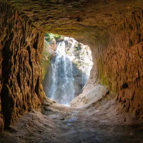 Cascada de Los Chorros de Pepe Milla vista desde un túnel de roca
