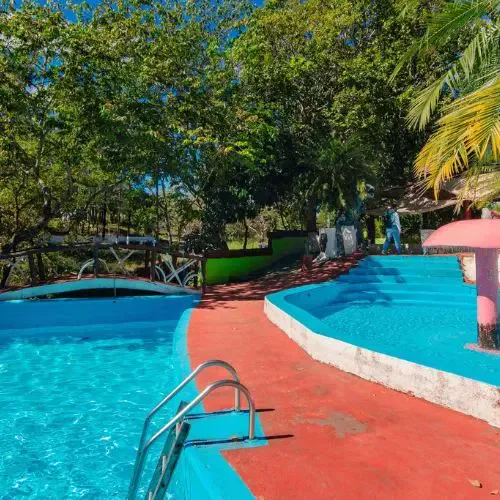Piscinas familiares rodeadas de vegetación en Los Chorros de Pepe Milla