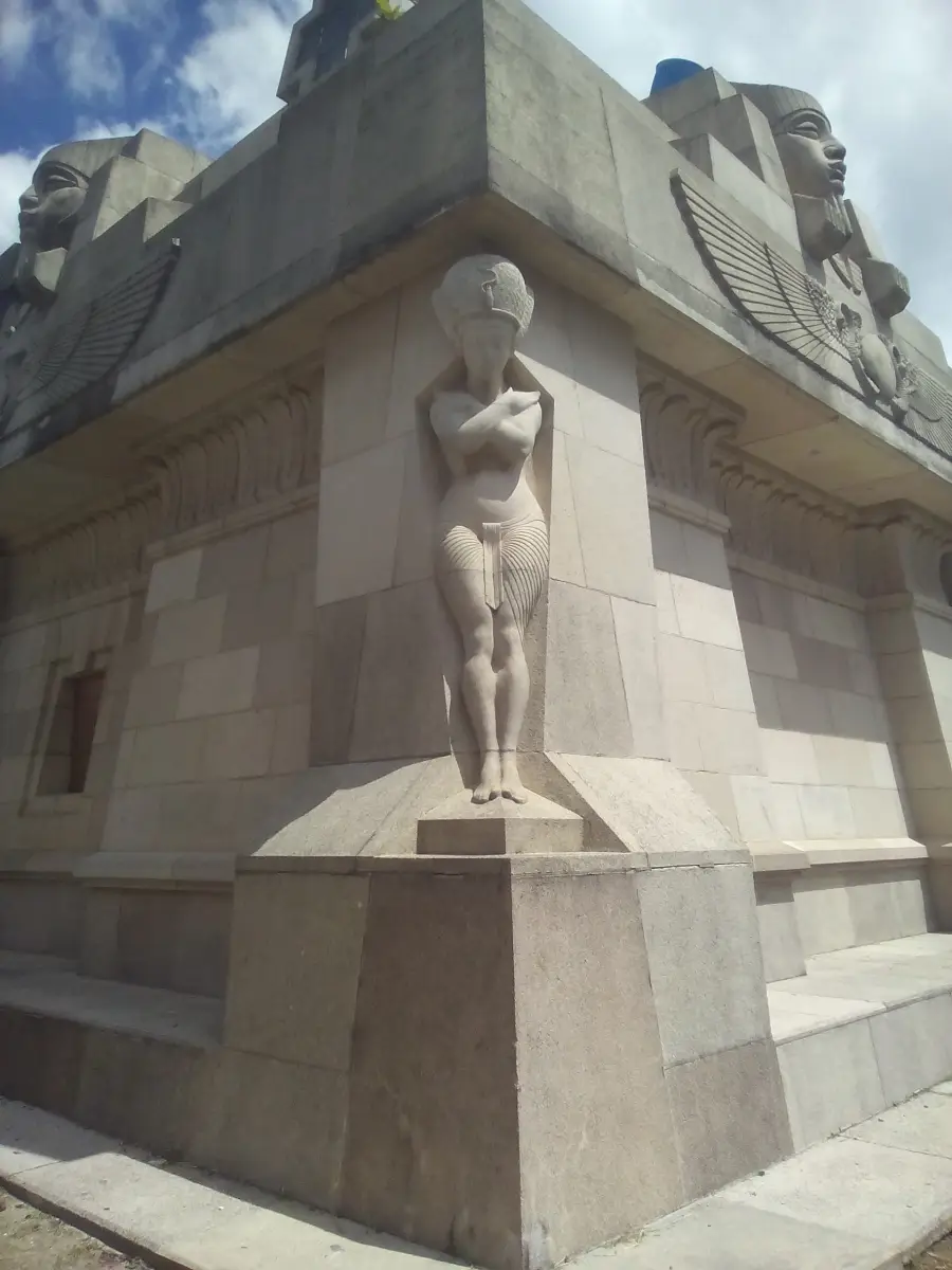 Panteón de estilo egipcio en el Cementerio General de Guatemala, con columnas y relieves de piedra