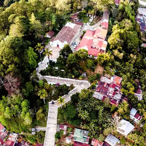 Vista aérea del centro y áreas verdes de Cobán