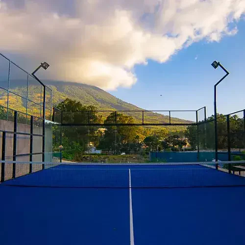 Cancha de pickleball de Club 14 con vista a un volcán
