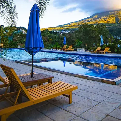 Área de piscina de Club 14 con paisaje volcánico