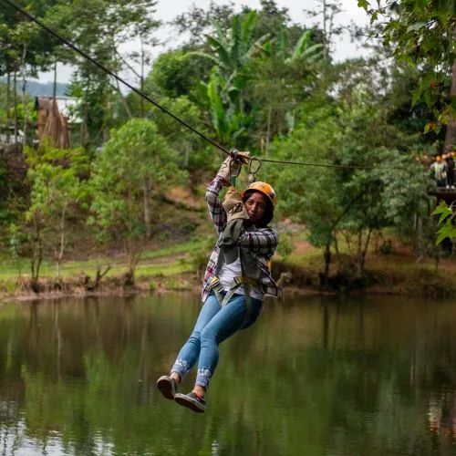 Visitante realiza canopy sobre el paisaje de Coffee Tour Chicoj