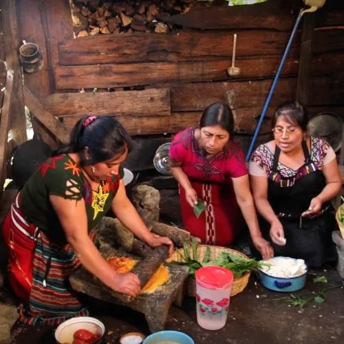 Tres mujeres preparan boxboles en Baja Verapaz