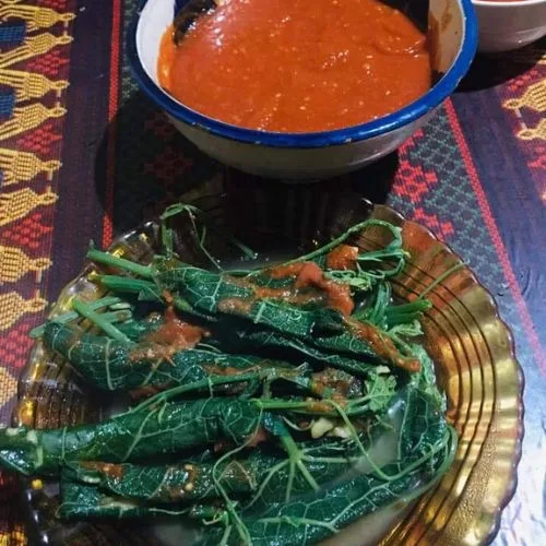 Boxboles envueltos en hojas con recado de tomate y pepitoria