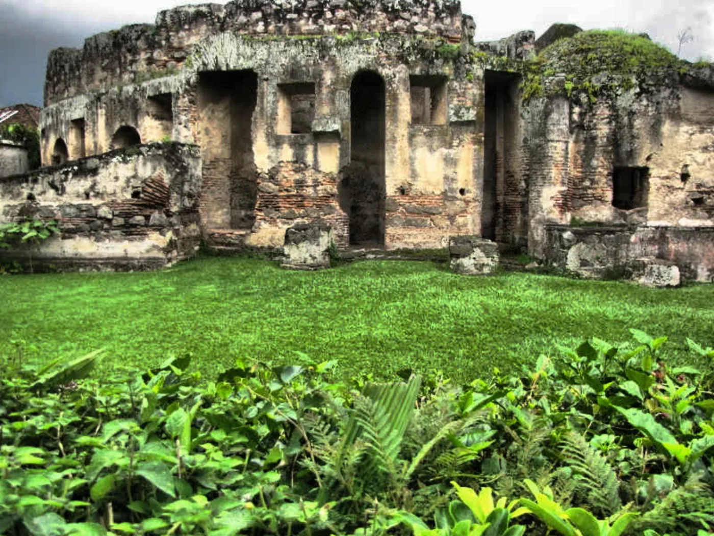 Convento de Capuchinas: torre circular y patrimonio de Antigua Guatemala