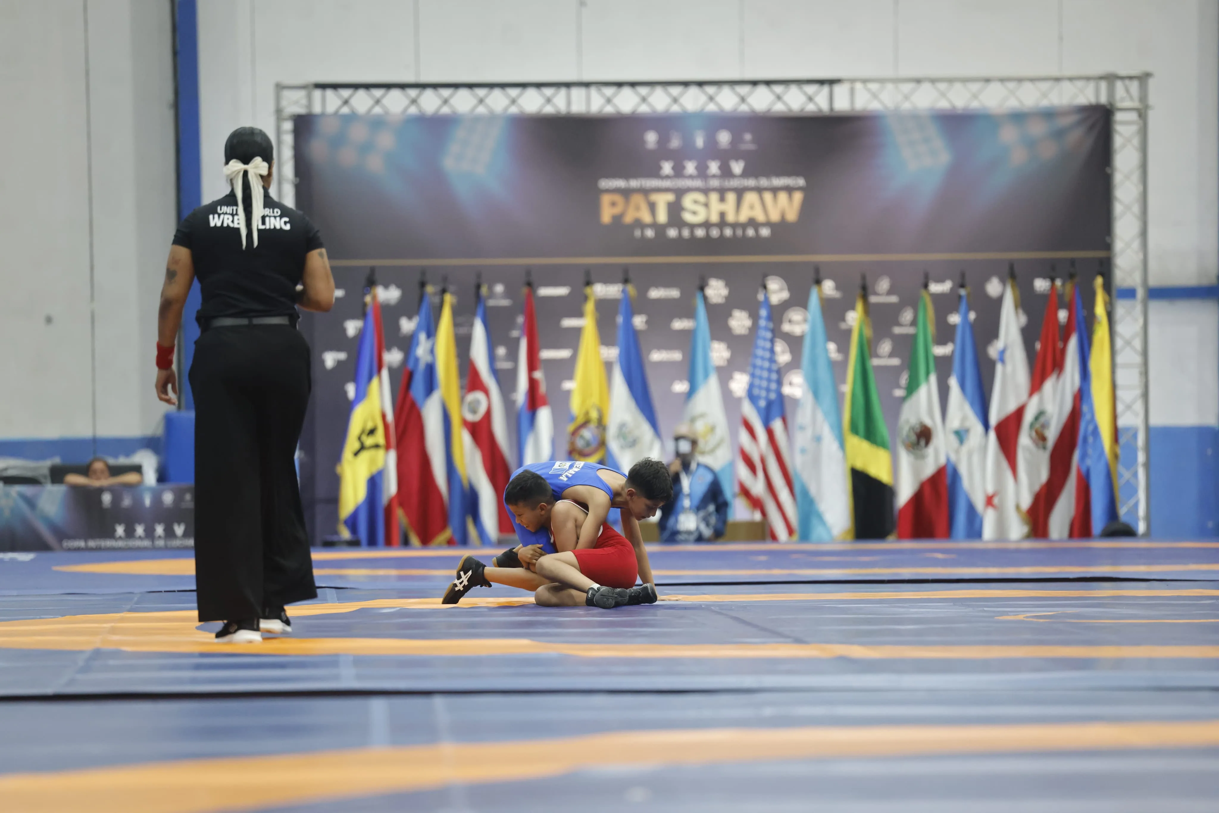 Desfile de delegaciones durante la inauguracion de la Copa Pat Shaw 2026 en Guatemala