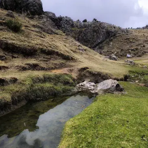 Riachuelo y paisaje rocoso en el Cráter de Eli