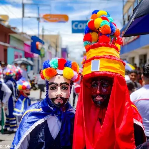 Representación comunitaria de la danza de los Moros y Cristianos