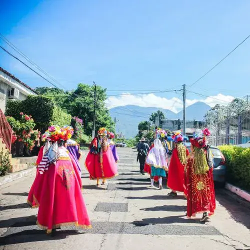 Bailarines de la danza de los Moros y Cristianos durante una celebración