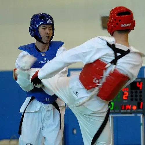Práctica de taekwondo durante un entrenamiento