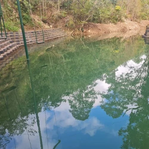 Laguna junto al muro de llantas recicladas en Eco Muro Olopa