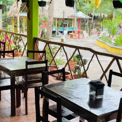 Área de mesas y jardines del Ecocentro La Charca de Don Jerónimo
