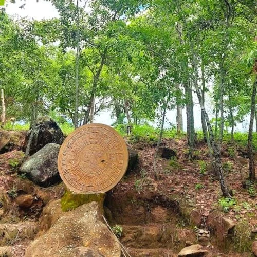 Altar maya entre árboles en Ecoturismo Pachún