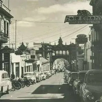 Vista histórica de la 12 calle con el Edificio de Correos al fondo