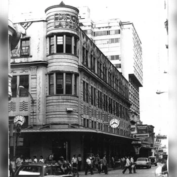 Edificio La Perla en una fotografía histórica de la Sexta Avenida