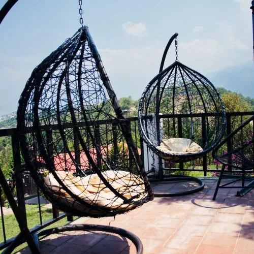Sillas colgantes en una terraza de El Jocotal