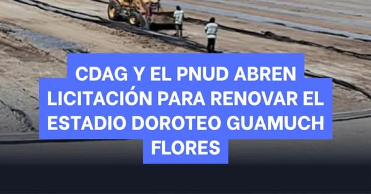 Trabajos de mejoramiento en el Estadio Nacional Doroteo Guamuch Flores, con maquinaria sobre el campo y las graderías al fondo