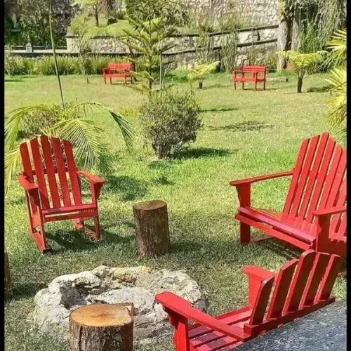 Área de fogata con sillas en la Estancia del Monje