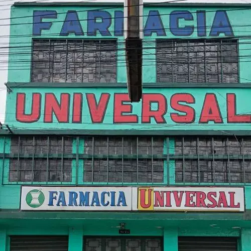 Fachada de la Farmacia Universal de Amatitlán antes del cierre