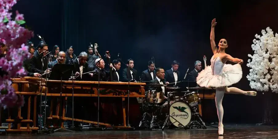 Marimba y artistas durante una presentación del Festival de Marimba Paiz