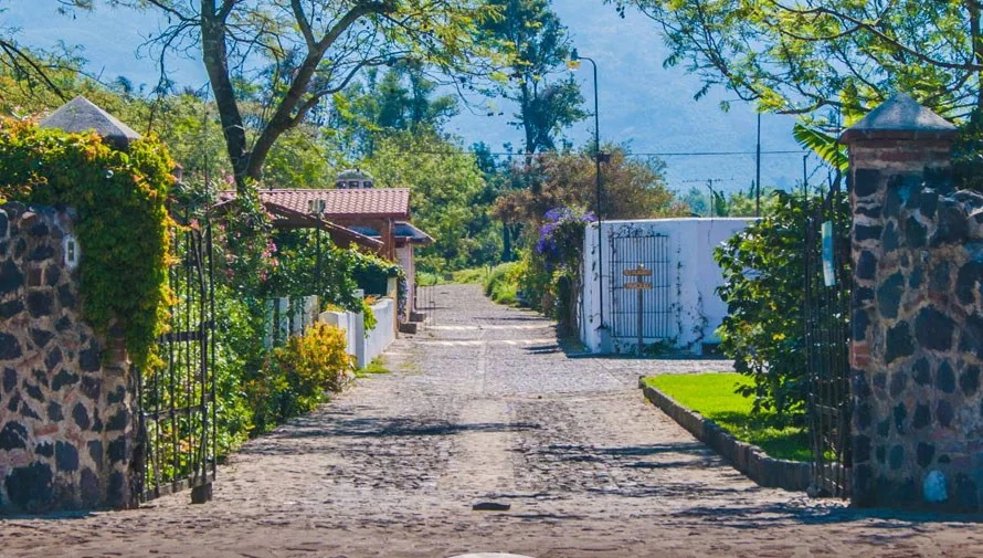 Camino de piedra en el acceso a Finca Colombia