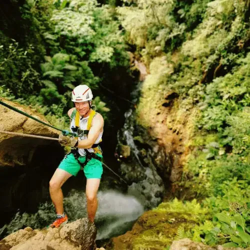 Persona descendiendo con cuerda por una cascada de Finca El Barretal