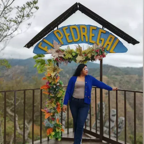 Visitante en un mirador de Finca El Pedregal con paisaje de Chiquimula