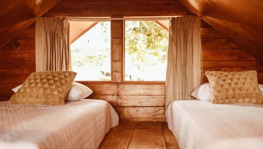 Dos camas dentro de una cabaña de Finca La Soledad