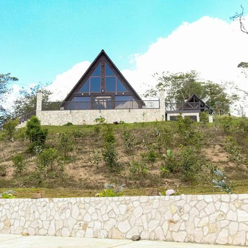 Cabaña de Finca Zibatá en una ladera de Quezaltepeque
