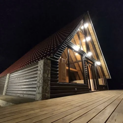 Cabaña iluminada de Finca Zibatá durante la noche