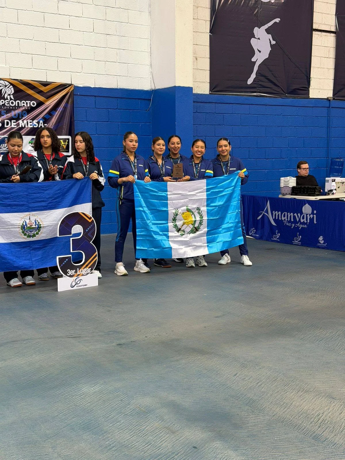 Equipo femenino juvenil de Guatemala durante la premiación oficial del Centroamericano de Tenis de Mesa 2026