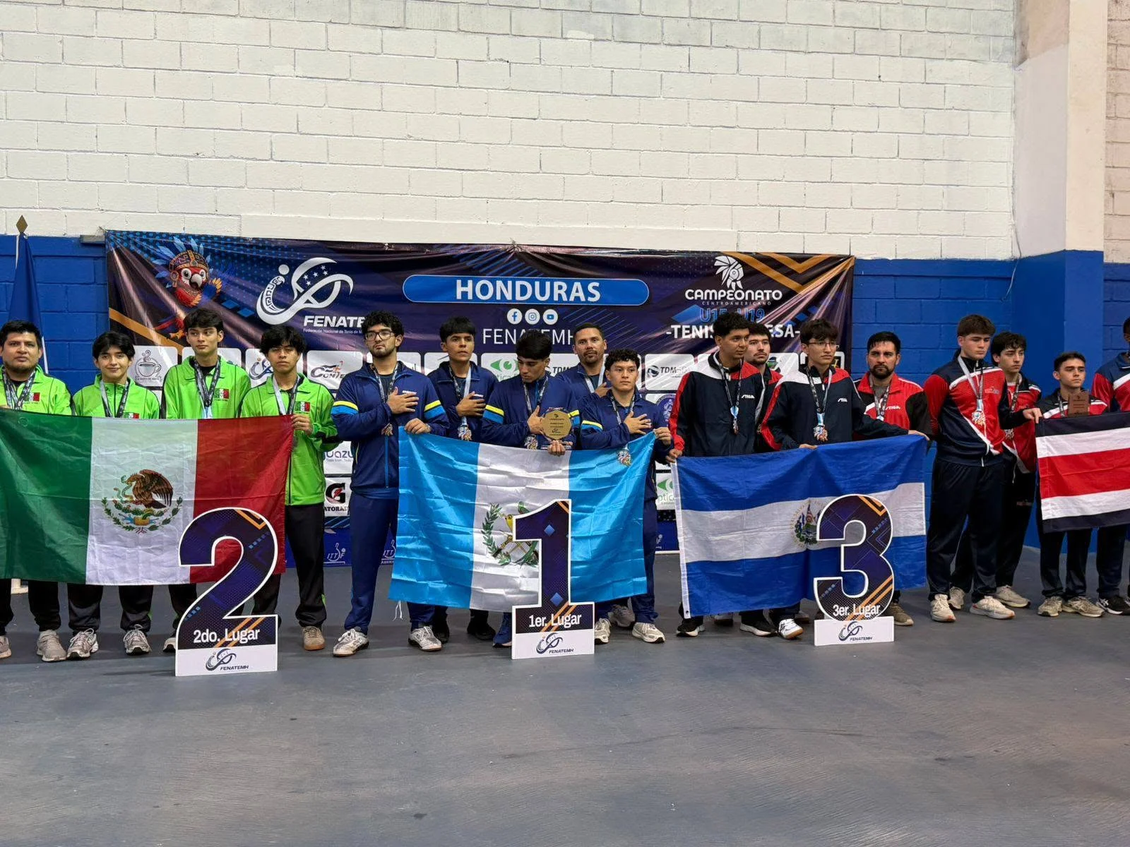 Equipo masculino juvenil de Guatemala durante una de las premiaciones oficiales en Tegucigalpa