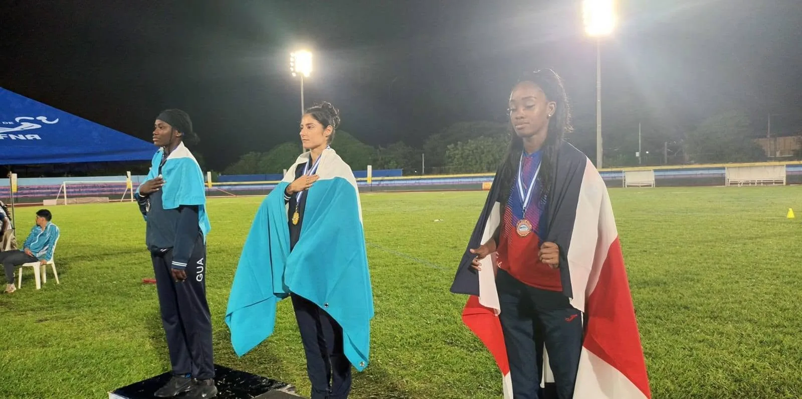 Thelma Fuentes y Danisha Chimilio durante el 1-2 de Guatemala en el salto triple del Centroamericano Mayor de Atletismo 2026