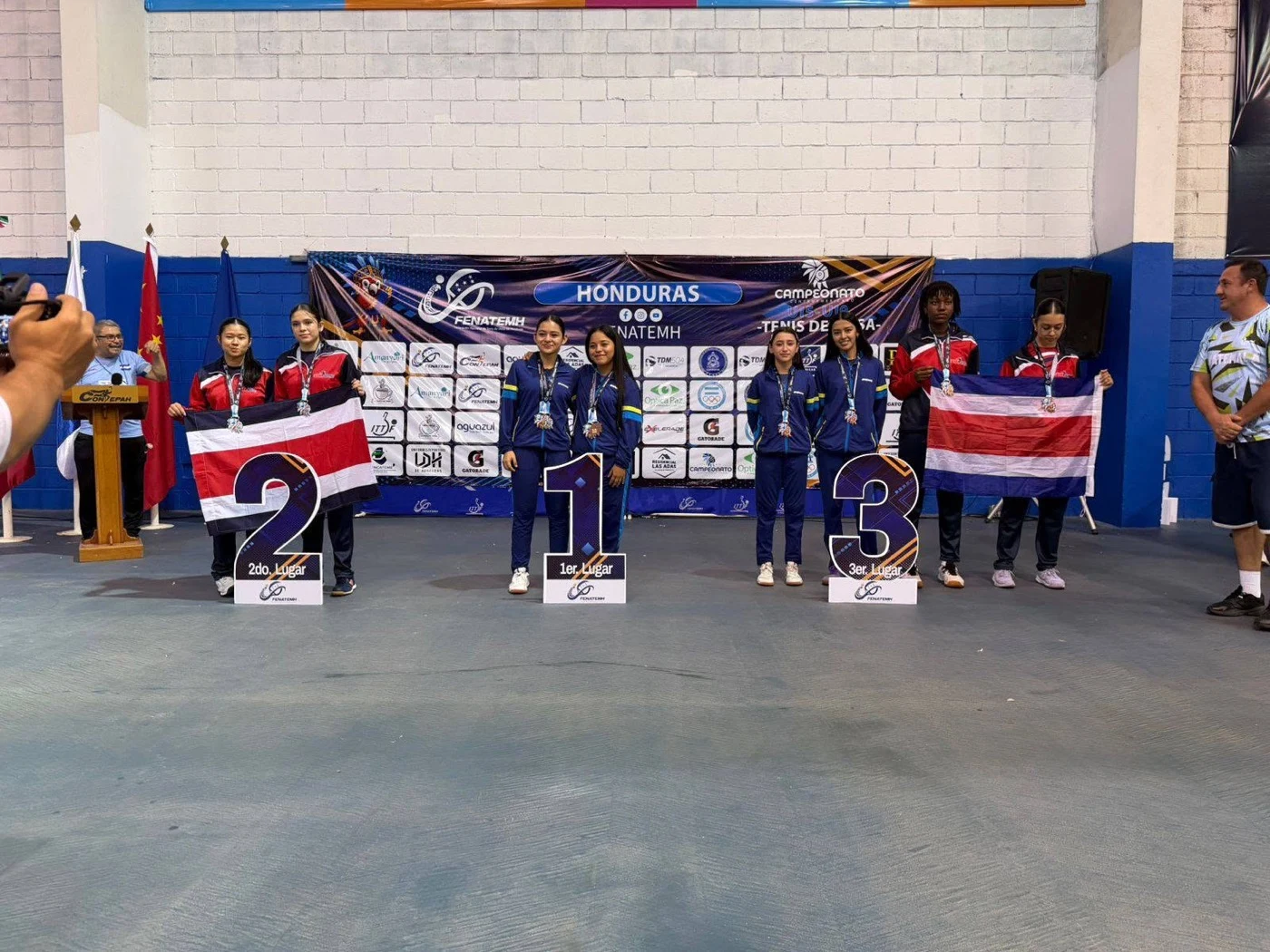 Delegación juvenil de Guatemala celebrando el primer lugar general en Tegucigalpa