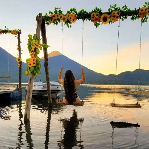 Columpio frente al Lago de Atitlán dentro de Guatitland