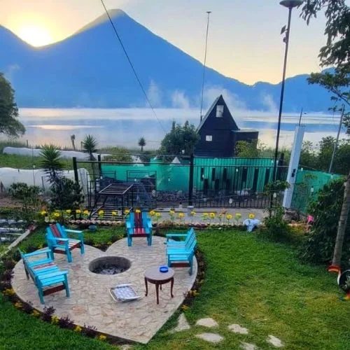Área recreativa y piscina de Guatitland frente a las montañas del lago